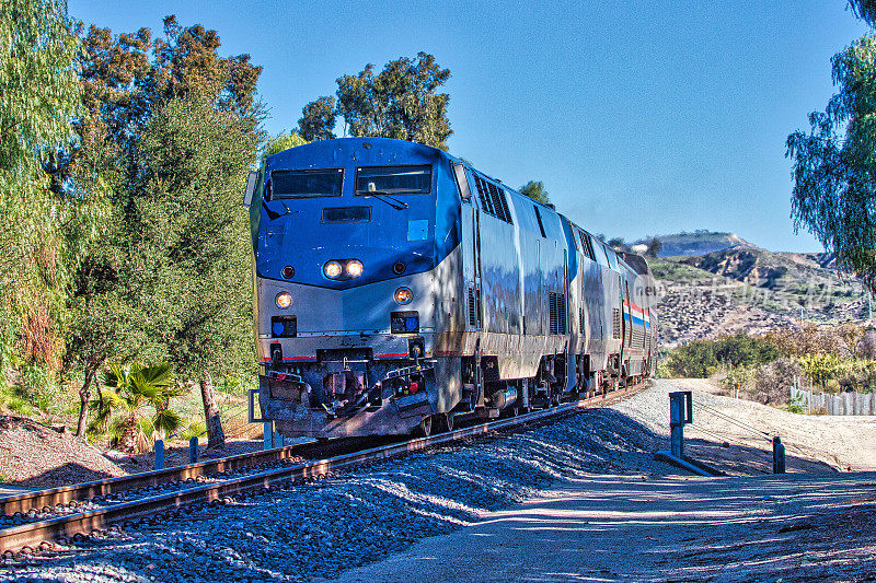 美国铁路公司GE Genesis P42DC柴油机车驱动的美国铁路公司海岸星光列车